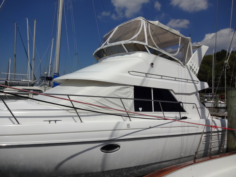 1998 Cruisers Yachts 35