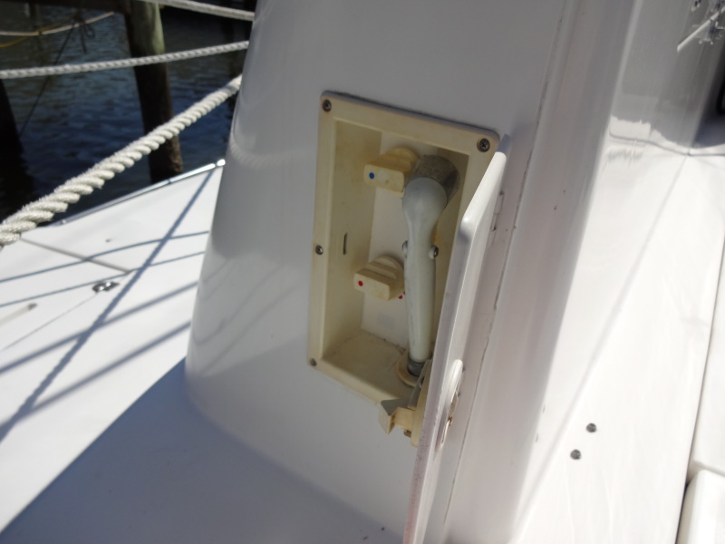 1998 Cruisers Yachts 35