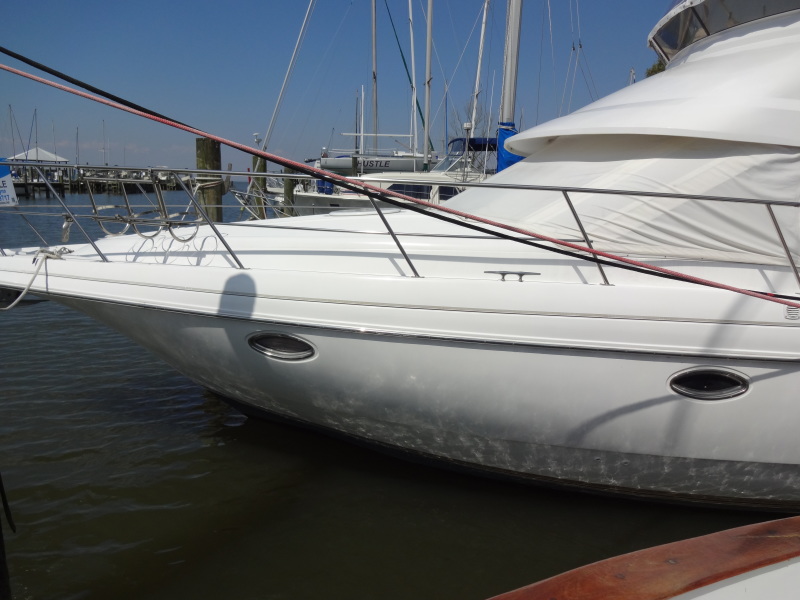 1998 Cruisers Yachts 35