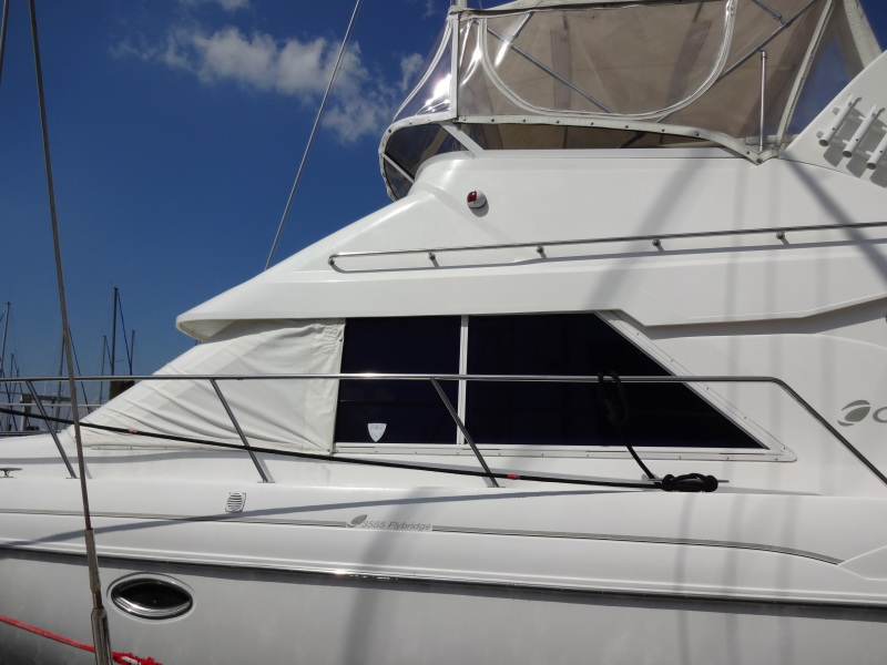 1998 Cruisers Yachts 35