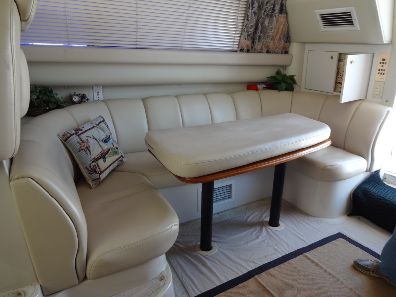 1998 Cruisers Yachts 35