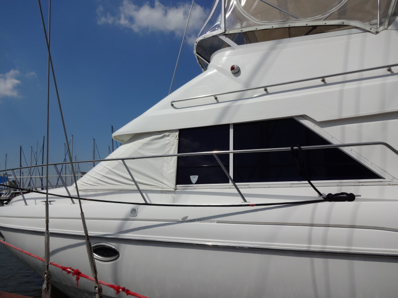 1998 Cruisers Yachts 35