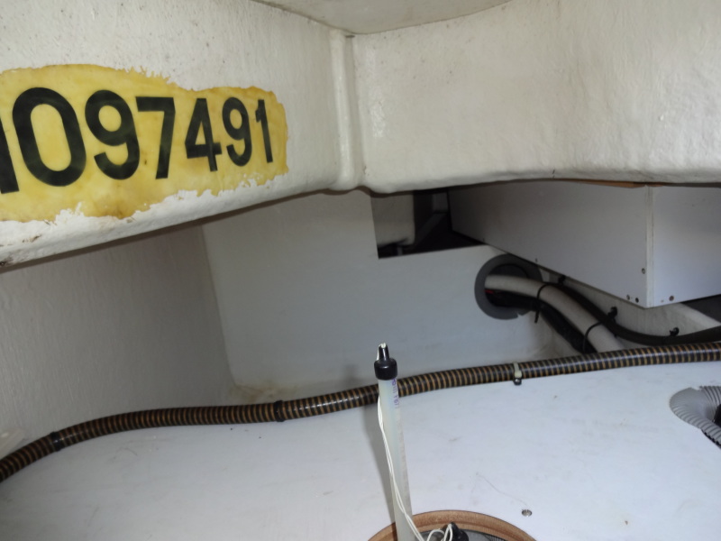 1998 Cruisers Yachts 35