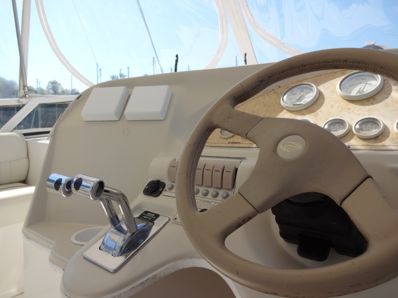 1998 Cruisers Yachts 35