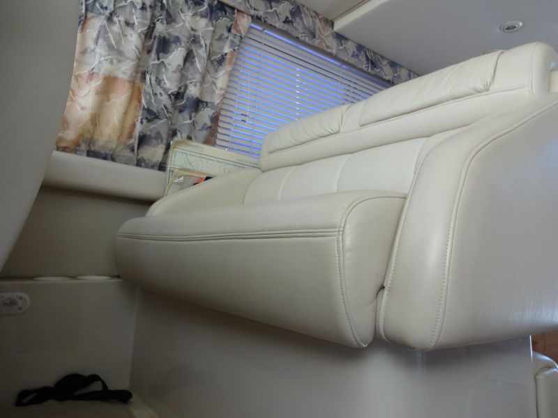 1998 Cruisers Yachts 35