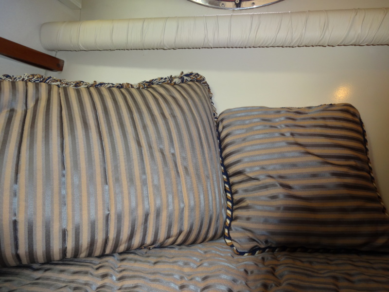 1998 Cruisers Yachts 35