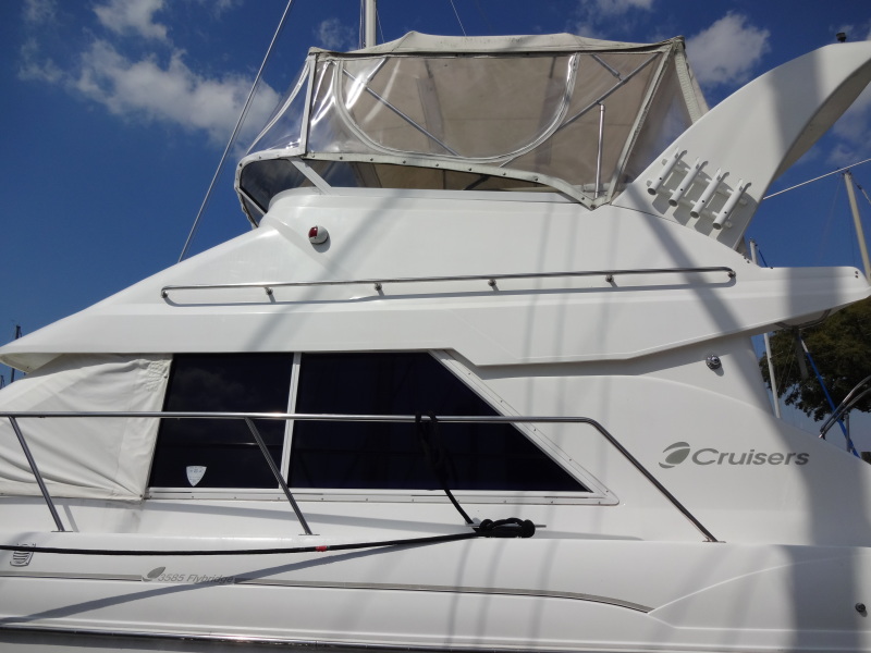 1998 Cruisers Yachts 35
