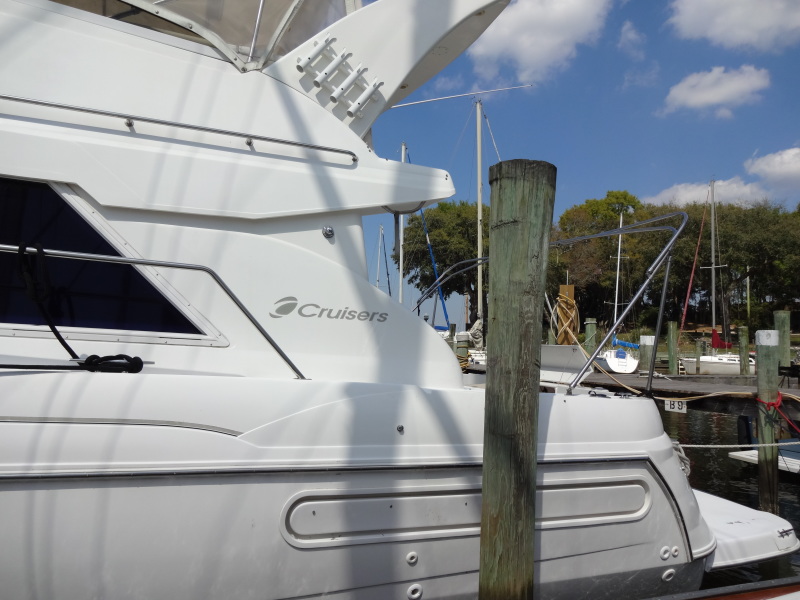 1998 Cruisers Yachts 35