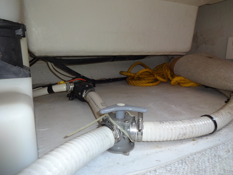 1998 Cruisers Yachts 35