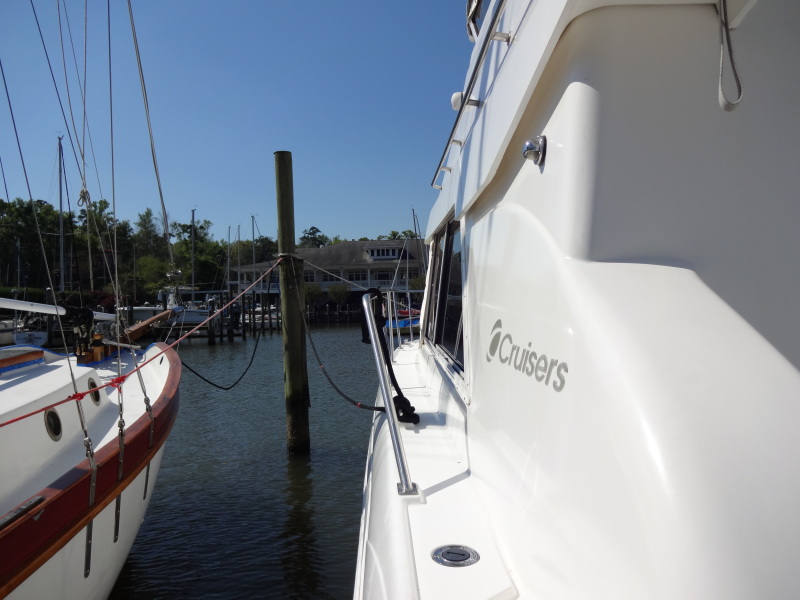 1998 Cruisers Yachts 35