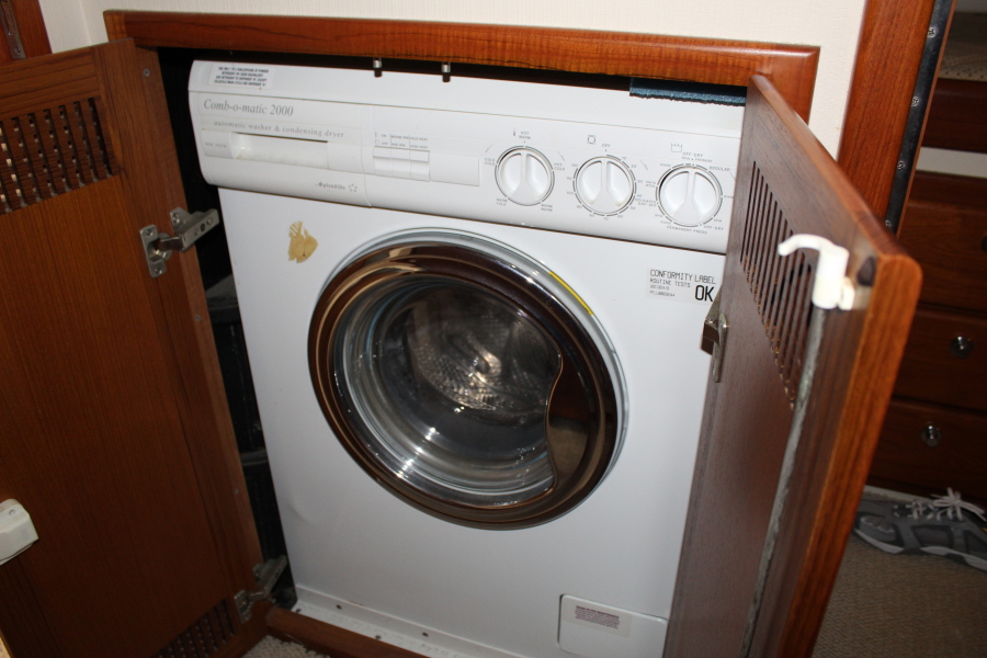 47' 2001 Cabo Convertible