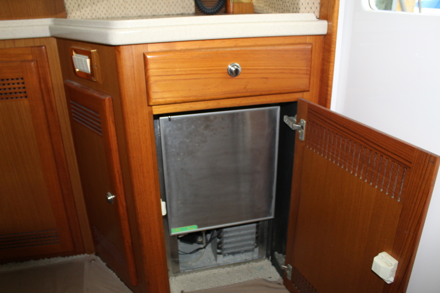 47' 2001 Cabo Convertible