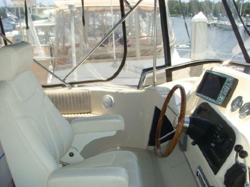 2005 Mainship 34