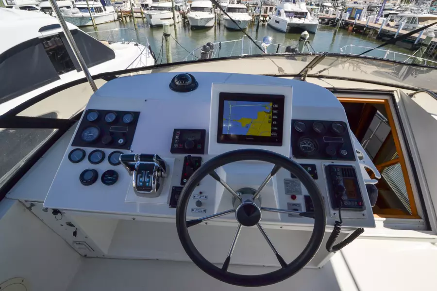 1998 Navigator 5300 Pilothouse