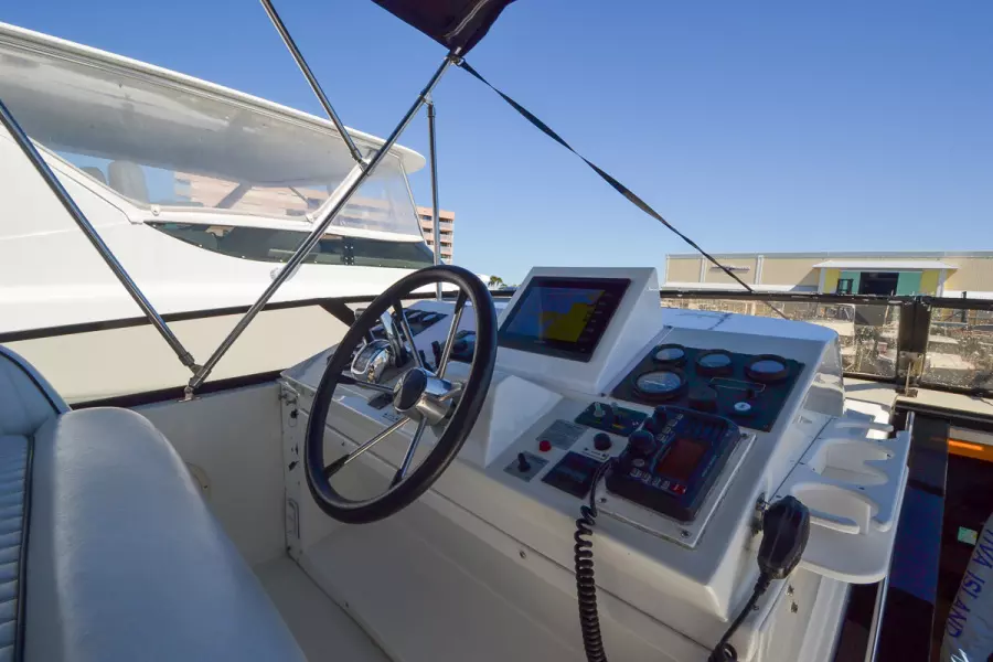 1998 Navigator 5300 Pilothouse