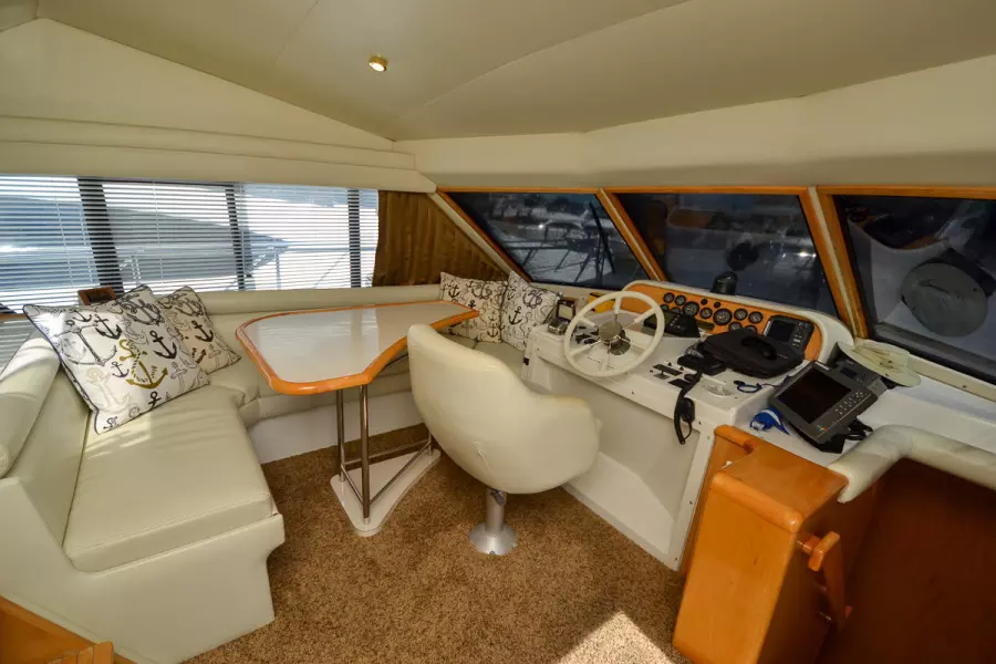 1998 Navigator 5300 Pilothouse