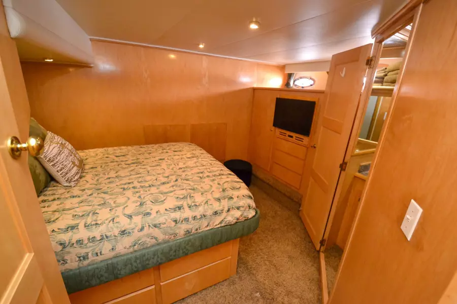 1998 Navigator 5300 Pilothouse