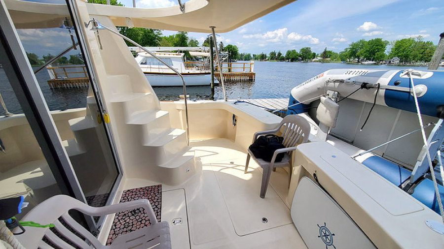 2004 Mainship 390 Sedan Trawler