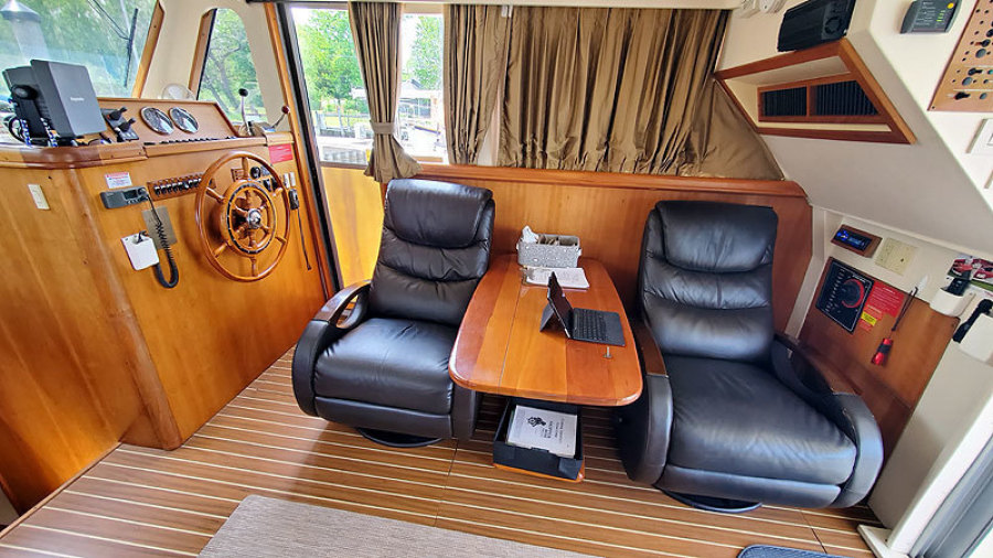 2004 Mainship 390 Sedan Trawler