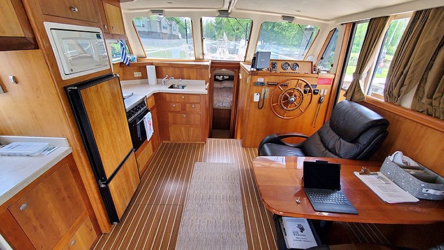 2004 Mainship 390 Sedan Trawler