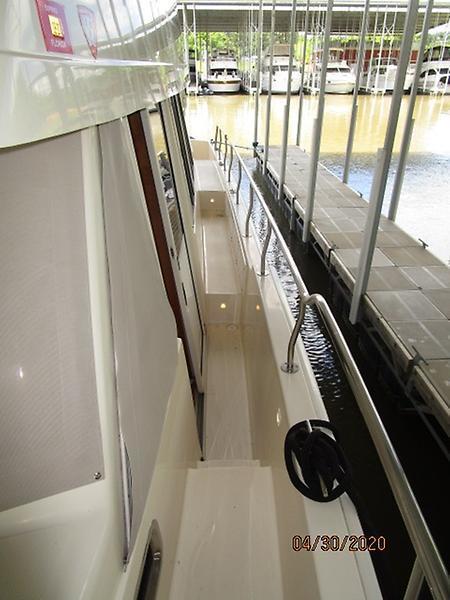 2005 Mainship "43" Trawler
