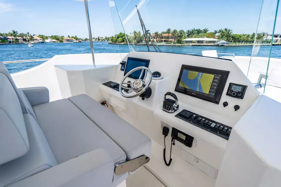 2017 Overblue 58 Powercat FB Helm