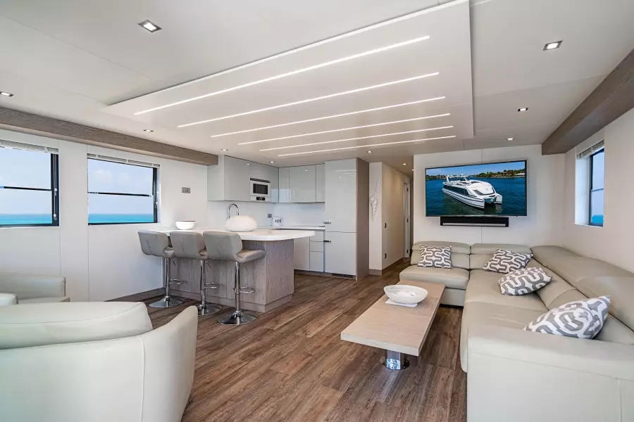 2017 Overblue 58 Powercat Salon