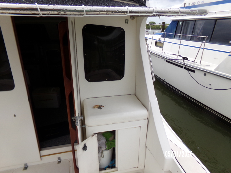 1990 Luhrs 320