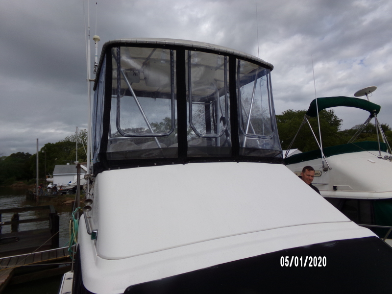 1990 Luhrs 320