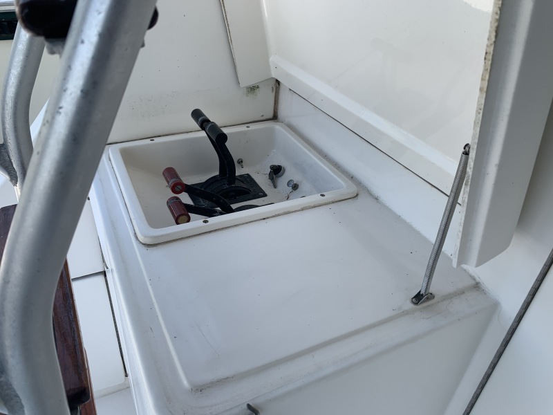1990 Luhrs 320