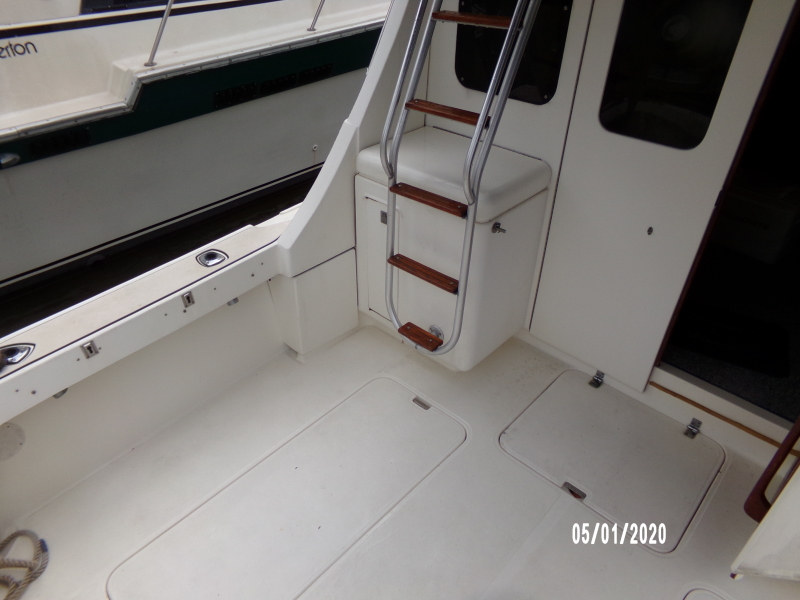 1990 Luhrs 320