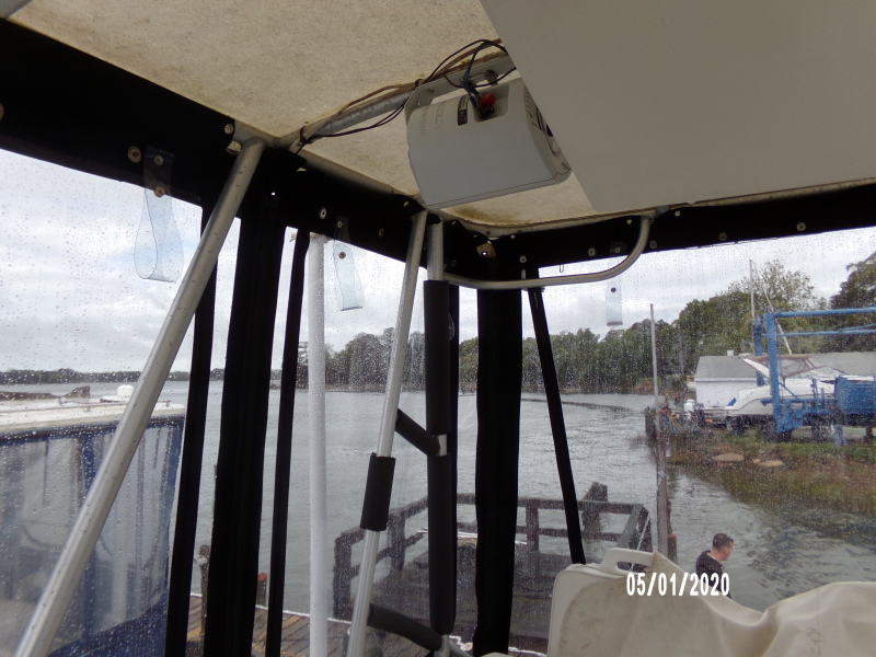 1990 Luhrs 320