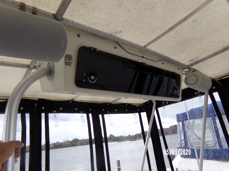 1990 Luhrs 320