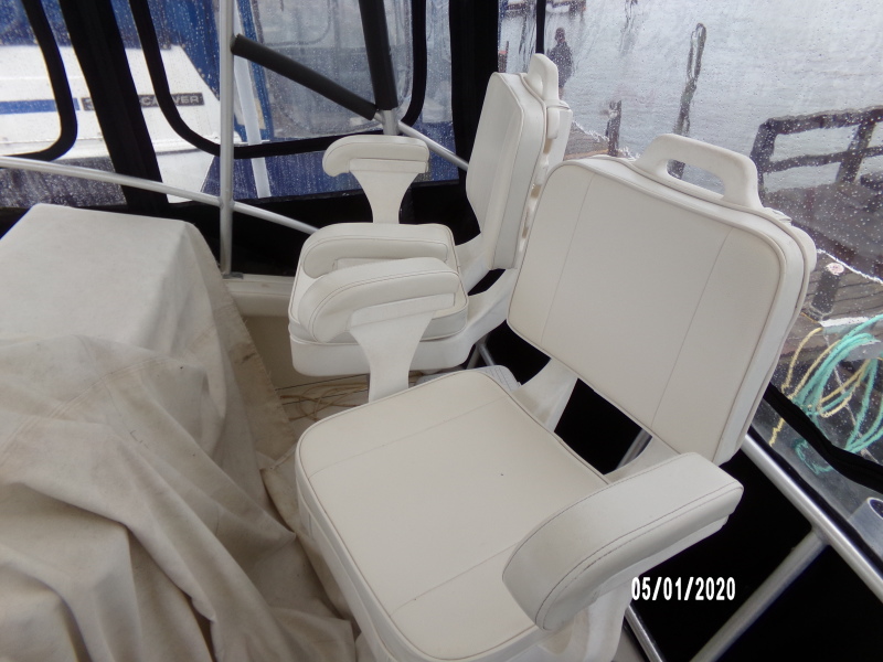 1990 Luhrs 320
