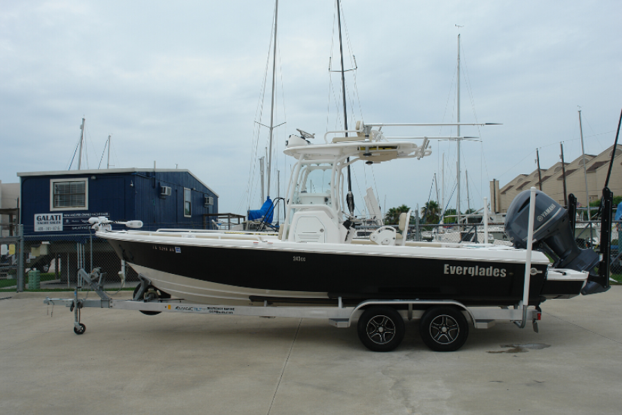 2017 Everglades 243 Center Console