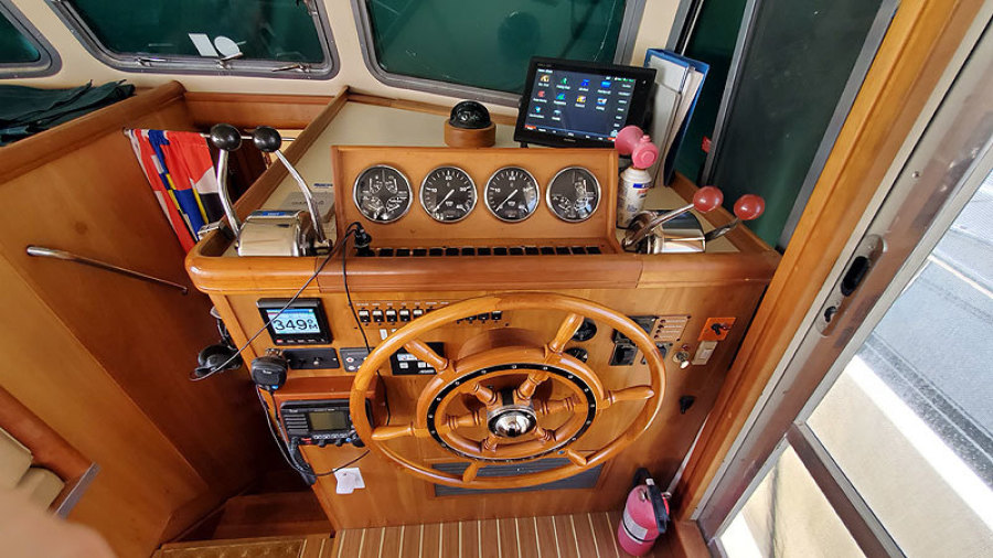 2004 Mainship 400 Sedan Trawler