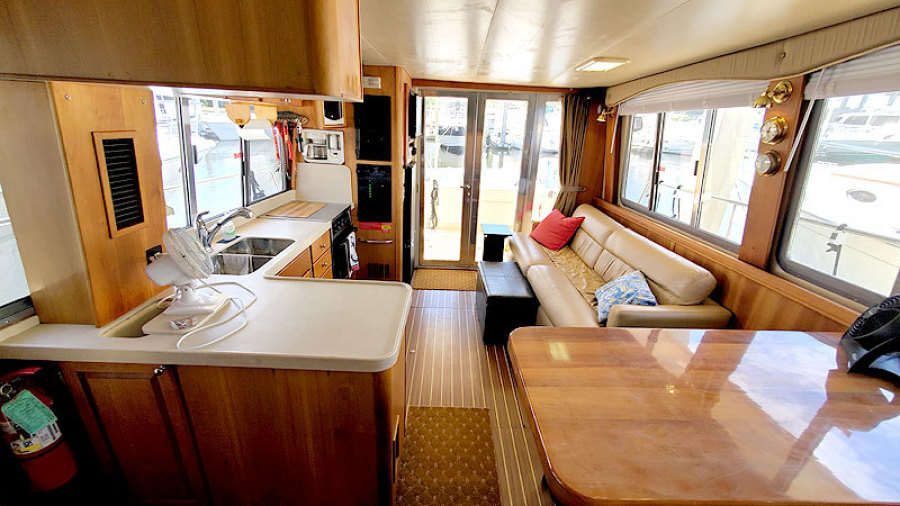 2004 Mainship 400 Sedan Trawler