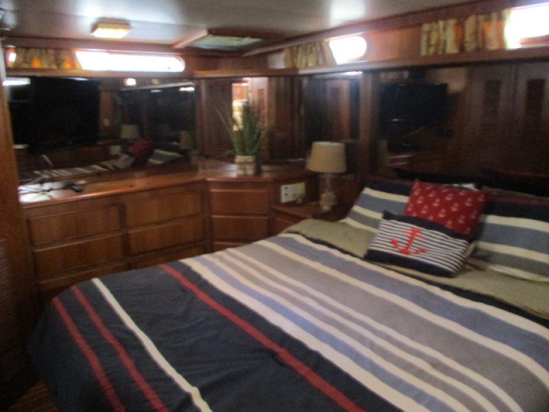 1990 Aquarius Trawler
