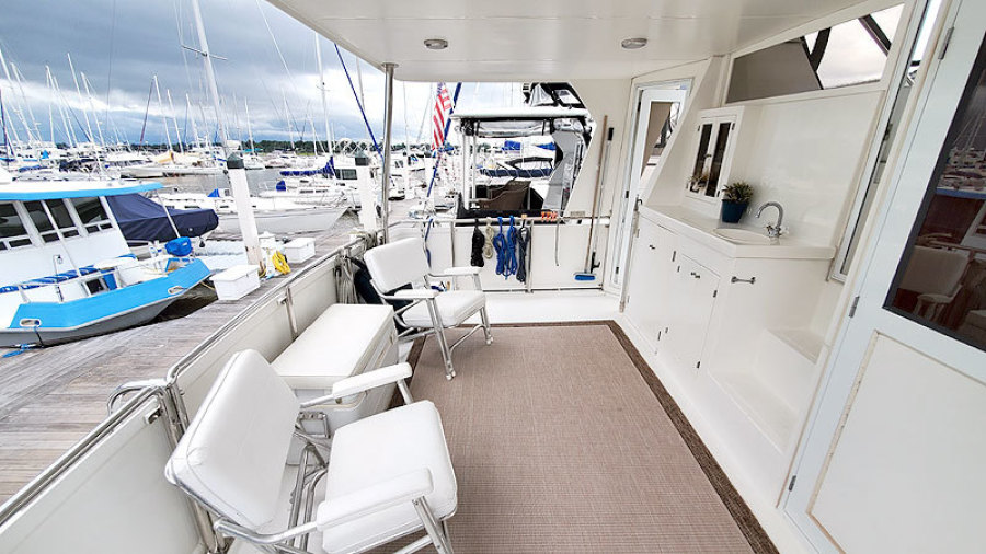 2010 Marine Trader 38 Sundeck