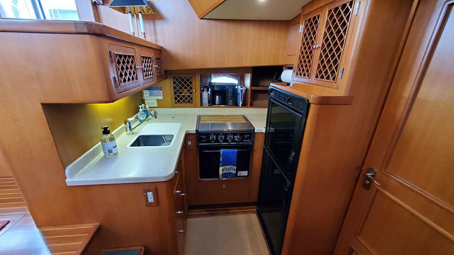 2010 Marine Trader 38 Sundeck