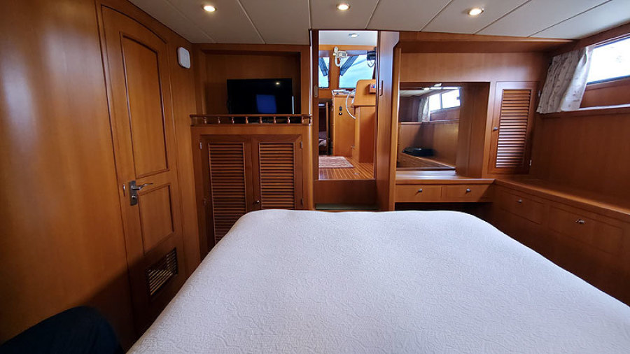 2010 Marine Trader 38 Sundeck