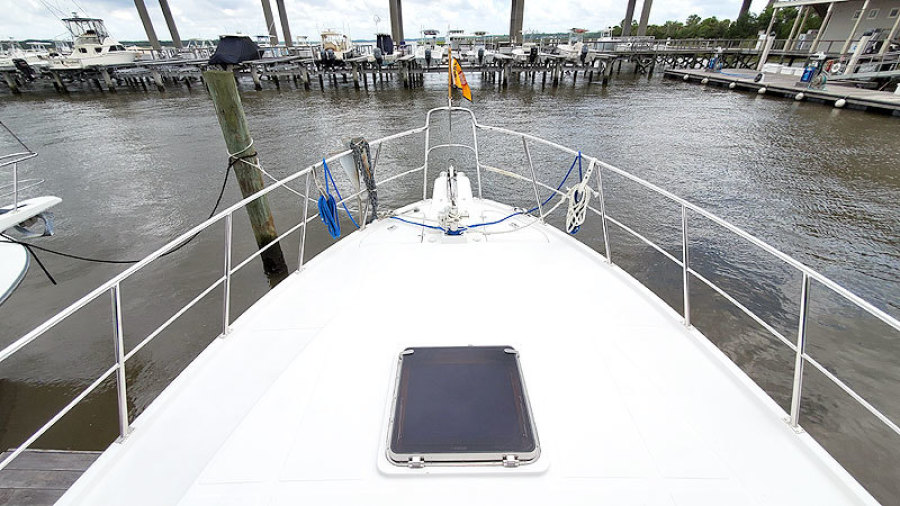 2010 Marine Trader 38 Sundeck