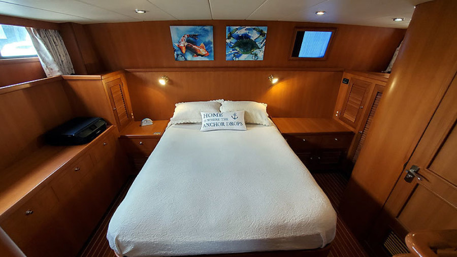 2010 Marine Trader 38 Sundeck