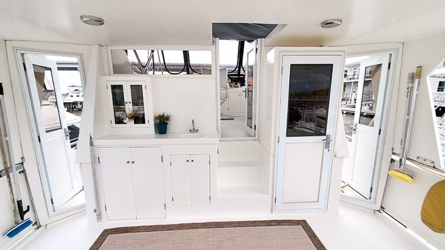 2010 Marine Trader 38 Sundeck