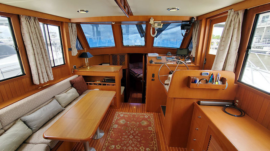 2010 Marine Trader 38 Sundeck