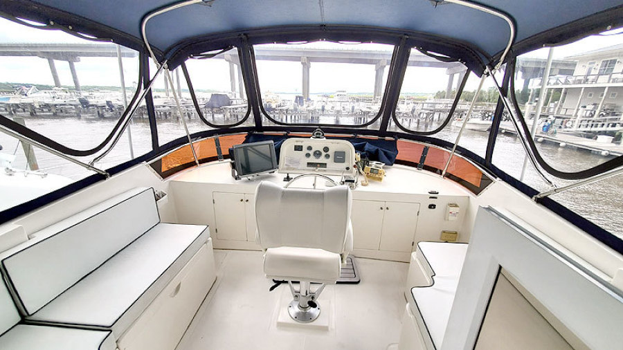 2010 Marine Trader 38 Sundeck