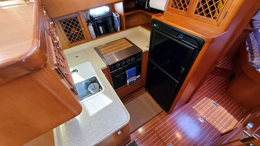 2010 Marine Trader 38 Sundeck