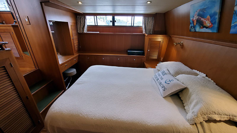 2010 Marine Trader 38 Sundeck