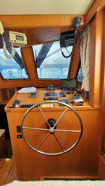 2010 Marine Trader 38 Sundeck