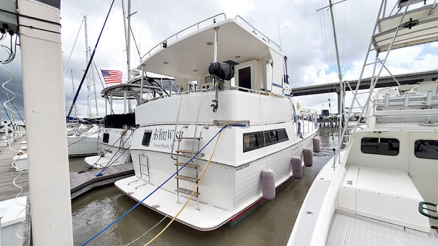 2010 Marine Trader 38 Sundeck